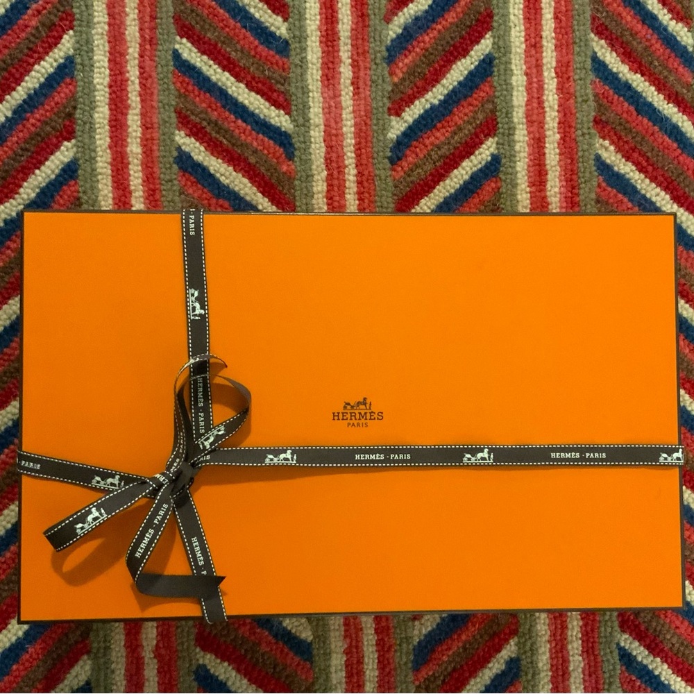 HERMES Medium Box! Authentic! Includes Original Hermes Ribbon! Great Condition!
